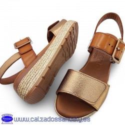 SANDALIA CUÑA CONFORT CON VELCRO DELANTE Y HEBILLA DETRAS ADAPTABLES AL PIE - BRONCE Y CUERO