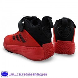 ADIDAS OWNTHEGAME ZAPATILLA ABOTINADA CON CORDON ELASTICO Y VELCRO TRANSPIRABLES - ROJO/NEGRO