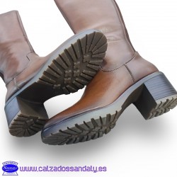 BOTA CAÑA ALTA CON GOMAS ELASTICAS PARA DAR MAS ANCHO CON ADORNO BOTON SUPERIOR Y SUELA DE GOMA - CUERO