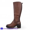 BOTA CAÑA ALTA CON GOMAS ELASTICAS PARA DAR MAS ANCHO CON ADORNO BOTON SUPERIOR Y SUELA DE GOMA - CUERO