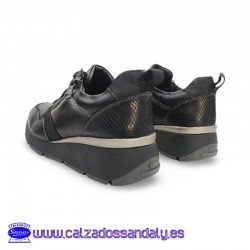 ZAPATILLA CASUAL CON CORDON Y CREMALLERA CON CUÑA - NEGRO / METALIZADO