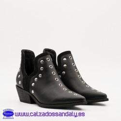 BOTIN CON TACHUELAS Y TACON COMODO CON ABIERTO LATERAL - NEGRO