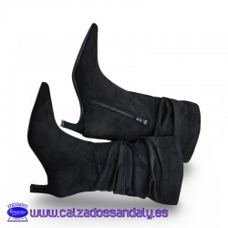 BOTA DE MEDIA CAÑA ARRUGADA CON TACON BAJO COMODO Y PUNTA FINA - NEGRO
