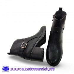 BOTIN TACON ANCHO COMODO Y SUELA DE GOMA FLEXIBLE CON DETALLE DE HEBILLA LATERAL - NEGRO