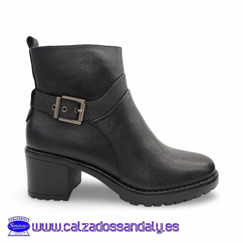 BOTIN TACON ANCHO COMODO Y SUELA DE GOMA FLEXIBLE CON DETALLE DE HEBILLA LATERAL - NEGRO