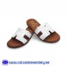 ZUECO PLANO CON PLANTILLA DE GEL CON TIRA EN H Y TACHUELAS DORADAS - BLANCO - OH MY SANDALS