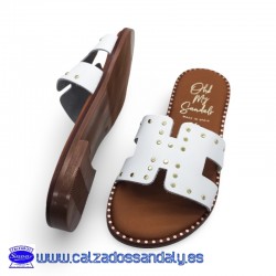 ZUECO PLANO CON PLANTILLA DE GEL CON TIRA EN H Y TACHUELAS DORADAS - BLANCO - OH MY SANDALS