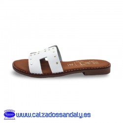 ZUECO PLANO CON PLANTILLA DE GEL CON TIRA EN H Y TACHUELAS DORADAS - BLANCO - OH MY SANDALS