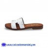 ZUECO PLANO CON PLANTILLA DE GEL CON TIRA EN H Y TACHUELAS DORADAS - BLANCO - OH MY SANDALS