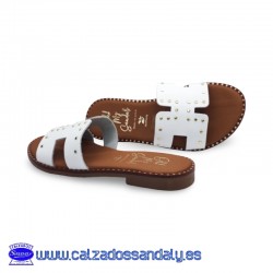 ZUECO PLANO CON PLANTILLA DE GEL CON TIRA EN H Y TACHUELAS DORADAS - BLANCO - OH MY SANDALS