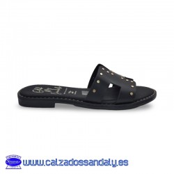 ZUECO PLANO CON PLANTILLA DE GEL CON TIRA EN H Y TACHUELAS DORADAS - NEGRO - OH MY SANDALS
