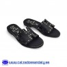 ZUECO PLANO CON PLANTILLA DE GEL CON TIRA EN H Y TACHUELAS DORADAS - NEGRO - OH MY SANDALS