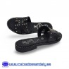 ZUECO PLANO CON PLANTILLA DE GEL CON TIRA EN H Y TACHUELAS DORADAS - NEGRO - OH MY SANDALS